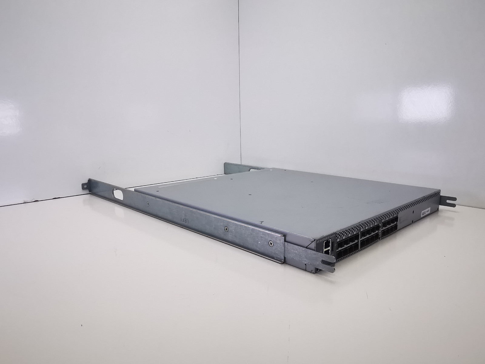 HP SN3000B SFP Fibre Channel Switch - Rack Ears Included