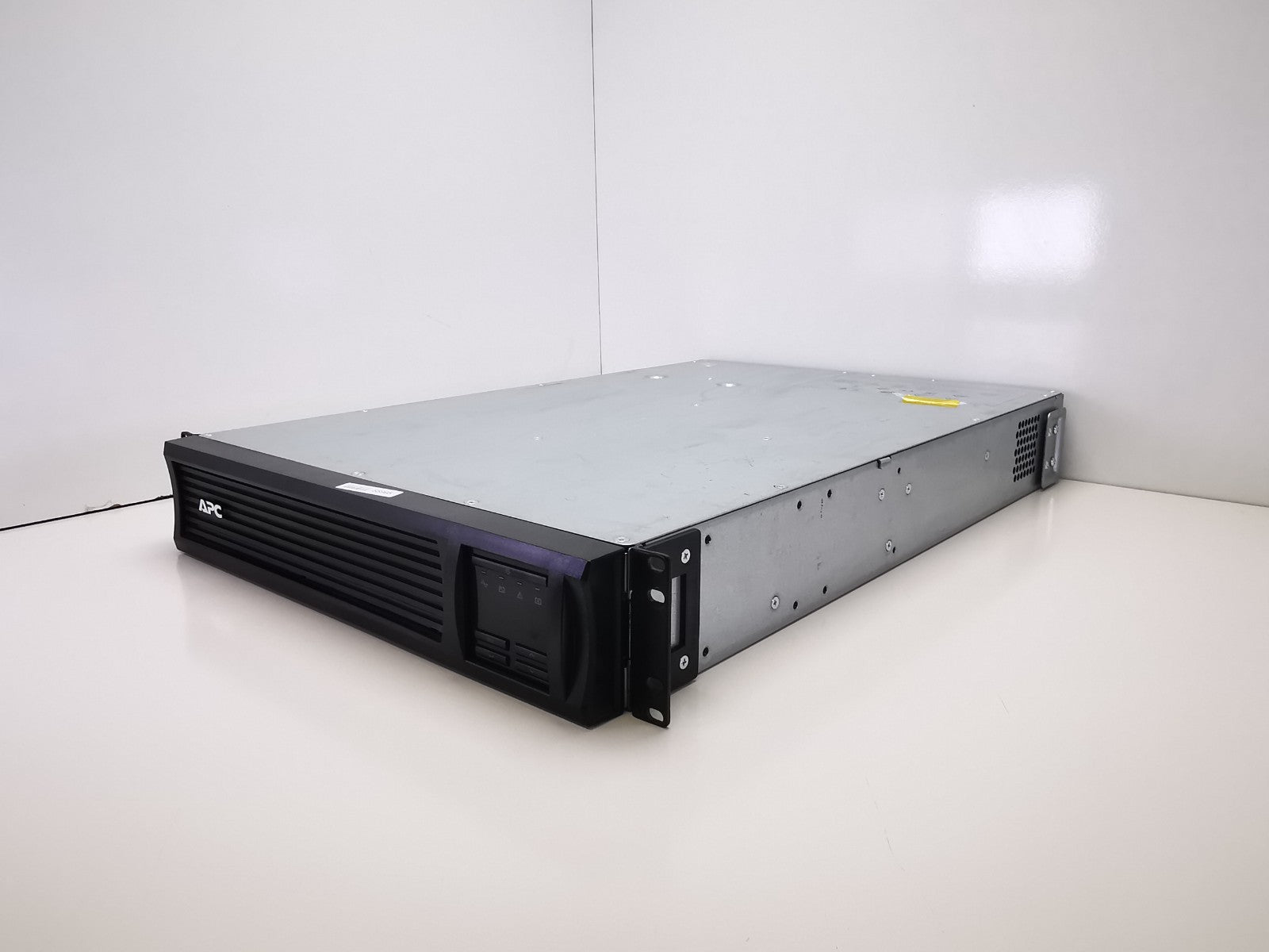 APC SMT2200RMI2U Rackmounted UPS - Batteries Included