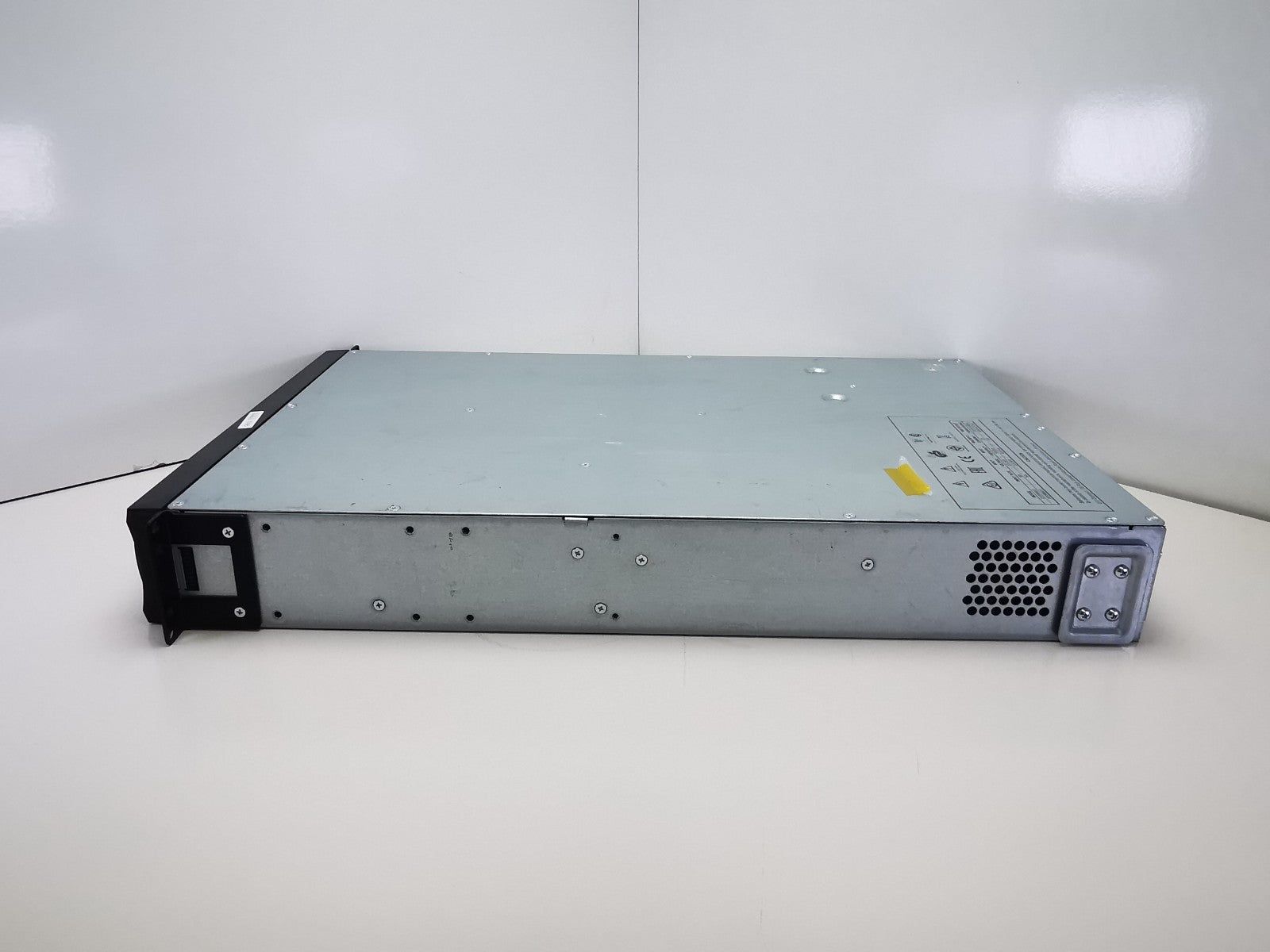 APC SMT2200RMI2U Rackmounted UPS - Batteries Included