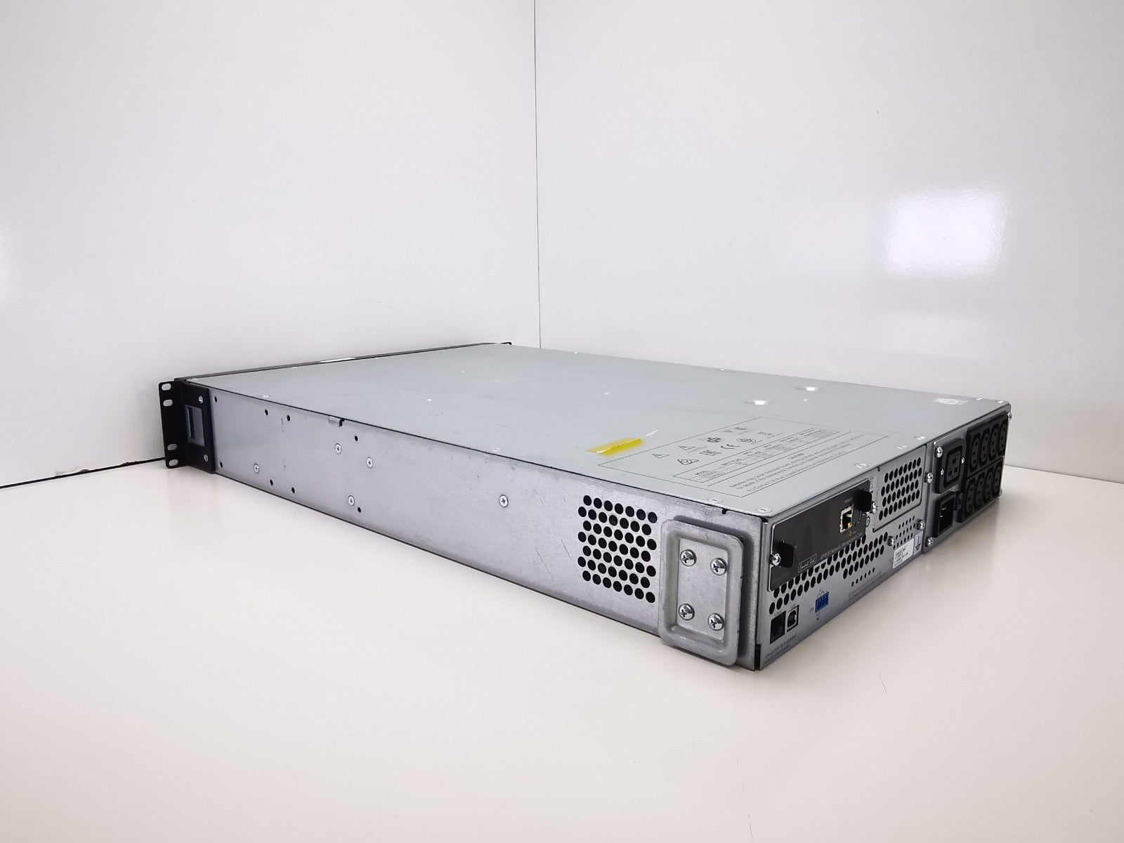 APC SMT2200RMI2U Rackmounted UPS - Batteries Included