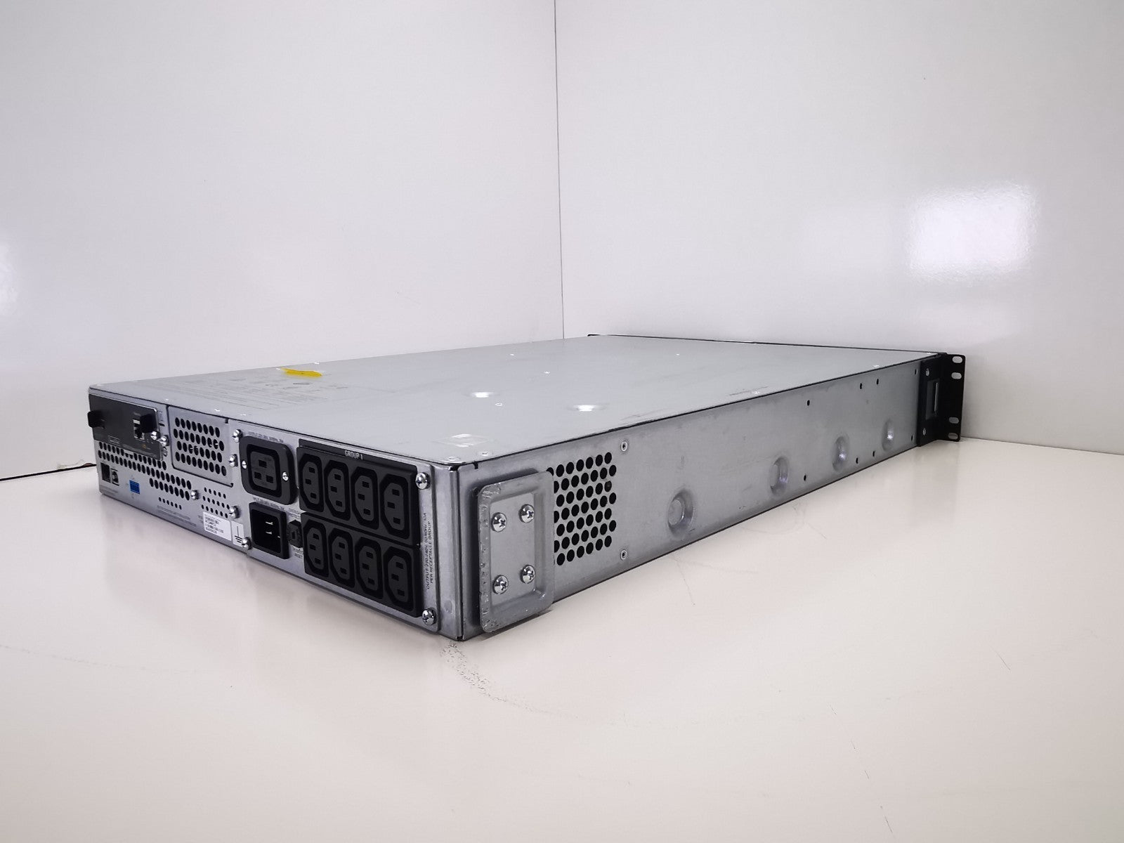 APC SMT2200RMI2U Rackmounted UPS - Batteries Included