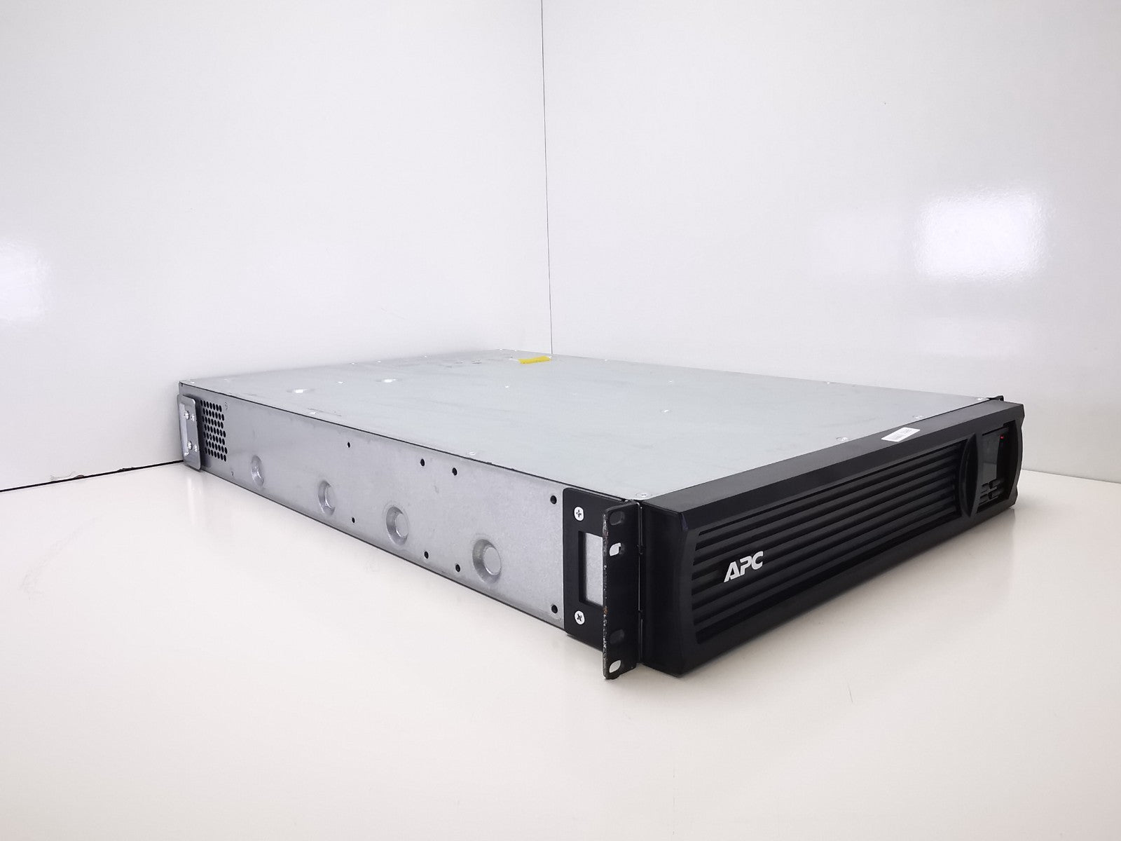 APC SMT2200RMI2U Rackmounted UPS - Batteries Included
