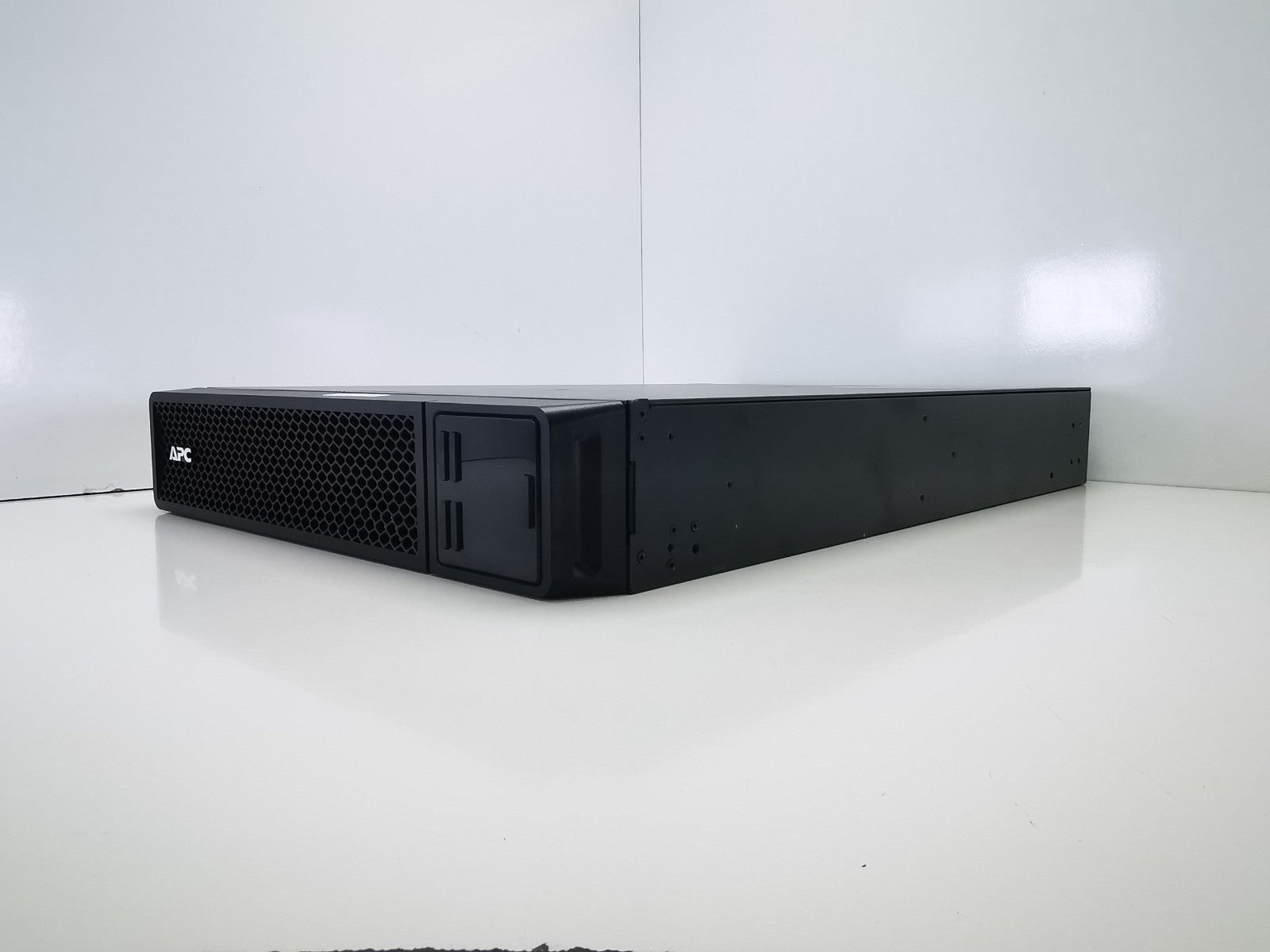 APC SRT3000XLI Rack Mounted UPS - No Batteries/Rack Mounts Included
